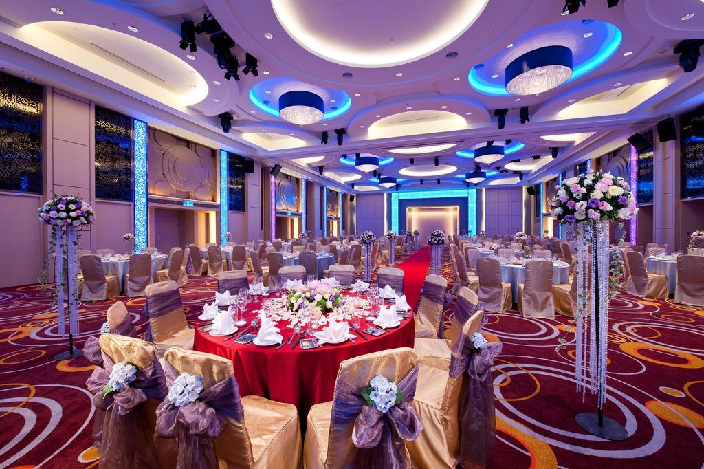 Evergreen Resort Hotel - Jiaosi Csiaohszi Kültér fotó A wedding reception at the Grand Ballroom
